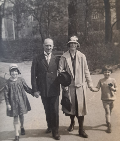 Sebastian Benda with parents and sister