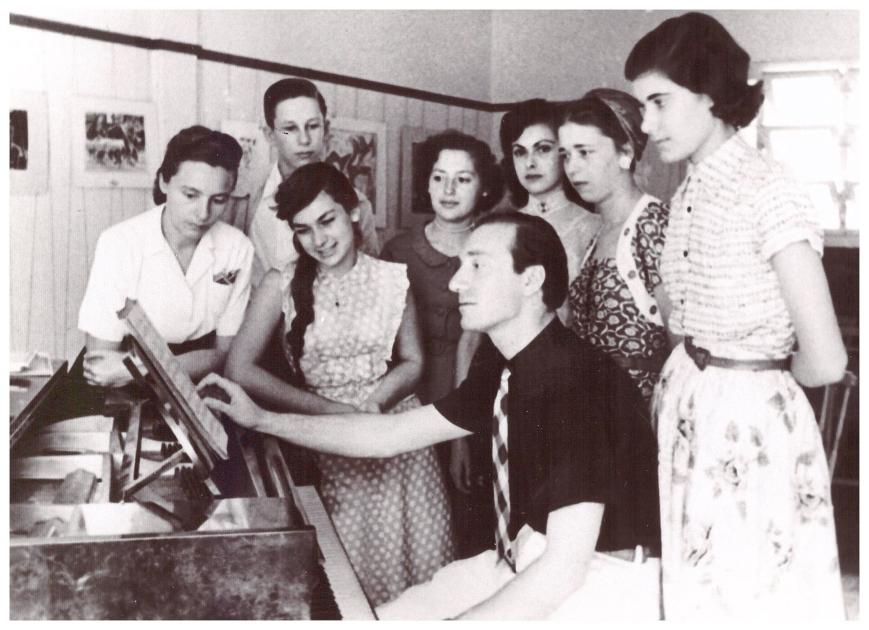 With students, including his future wife Luzia do Eirado Dias, at the front right 1953